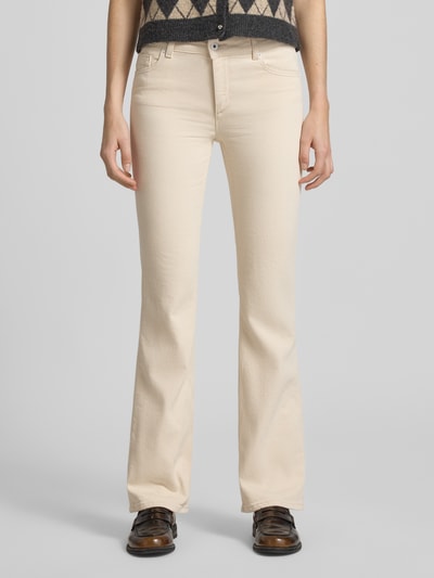Frauenmodel trägt Flared Fit Jeans im 5-Pocket-Design Modell 'Shelby' von Mustang, Beige, aus Baumwoll-Mix, Nahaufnahme Oberkörper.
