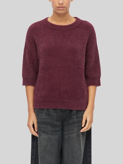 Frauenmodel trägt Pullover mit halblangen Ärmeln von S.OLIVER CASUAL in unifarbener Strickoptik, Rundhals, Rollsaum, Ganzkörperansicht von vorne.