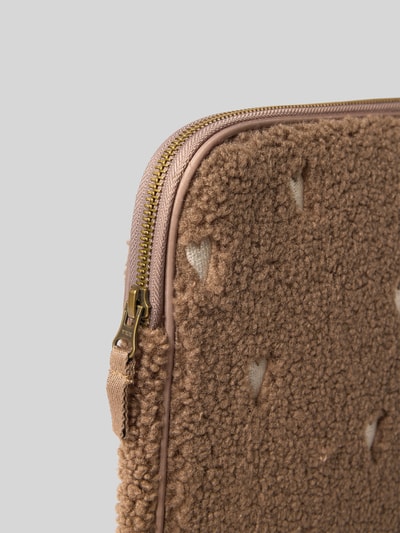 STUDIO NOOS Laptoptasche aus Teddyfell mit Stitchings und Label-Detail Mittelbraun 3
