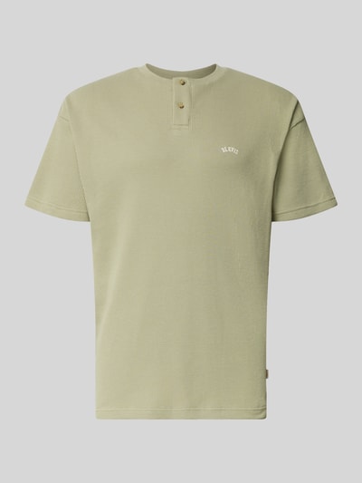 Produktfoto, Henley-Shirt mit Strukturmuster und Label-Stitching von BLKVIS in hellgrün, Reine Baumwolle, Regular-Fit, Rundhalsausschnitt, Knopfleiste, Rückenlänge 72 cm bei Größe M