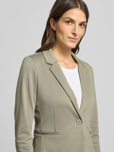 Frauenmodel trägt Blazer mit Reverskragen Modell 'Rizetta' von B.Young in Olivgrün, Material-Mix, Paspeltaschen, Nahaufnahme Oberkörper.
