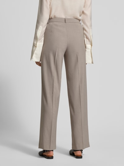 Vrouwenmodel draagt Straight Fit bandplooibroek met viscose-aandeel Model 'TEXAS' van Vero Moda, mêlee look, zonder zakken, geheelachteraanzicht