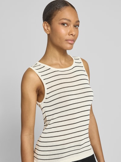 Vrouwenmodel draagt Regular Fit T-shirt uit viscosemix van Selected Femme model 'Moon' met gestreepte look, all-over motief, ronde hals, mouwloos design, knitwear textuur, vooraanzicht close-up.