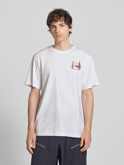 Männermodel trägt Relaxed Fit T-Shirt mit Logo-Print von The North Face aus Reine Baumwolle, weiß, Rundhalsausschnitt, Ganzkörperansicht von vorne. Rückenlänge bei Größe M: 70 cm.