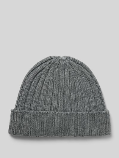 Produktfoto, Beanie in Strick-Optik von Christian Berg Men in Grau mit breitem Umschlag, Zopfmuster und Ripp-Optik auf hellem Hintergrund