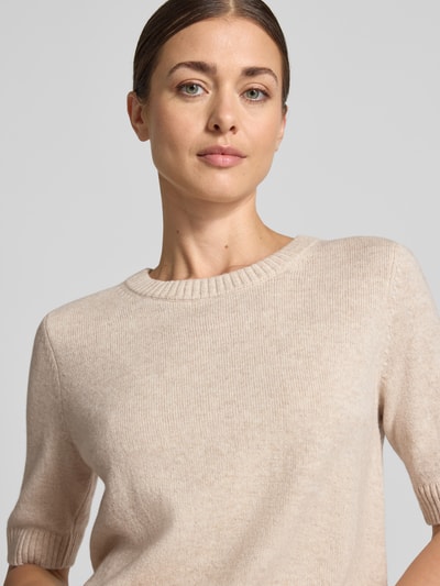 Frauenmodel trägt Pullover aus Baumwoll-Mix in Feinstrick-Optik von COMMA, beige Farbe, taillierte Passform, Nahaufnahme Oberkörper.