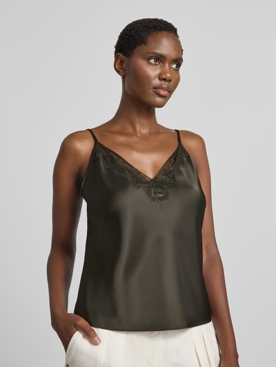 Kobiece modelka nosi Blusentop mit Stretch-Anteil Modell 'Zabelle' von someday., elastyczna mieszanka materiałów, dopasowany krój, satyna, dekolt w serek z obszyciem koronką, cienkie ramiączka, długość tyłu w rozmiarze 36: 37 cm, ciemnozielony połysk, gładka tekstura, widok na górną część ciała z przodu