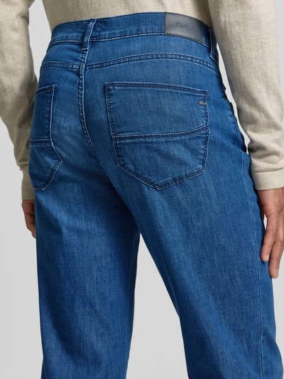 Männermodel trägt Jeans im Used-Look Modell 'Cadiz' von BRAX, Katoenmix met stretch, regular fit, steekzakken, detailaufnahme achteraan.