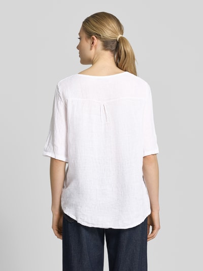 Frauenmodel trägt Blusenshirt mit Stitchings Modell 'No44raa' von ZABAIONE, weiß, 1/2-Arm, Relaxed-Fit, Rückansicht, Rückenlänge 66 cm, Ärmellänge 30 cm, Rundhalsausschnitt, Struktur mit leichter Textur. Ganzkörperansicht Rückansicht.