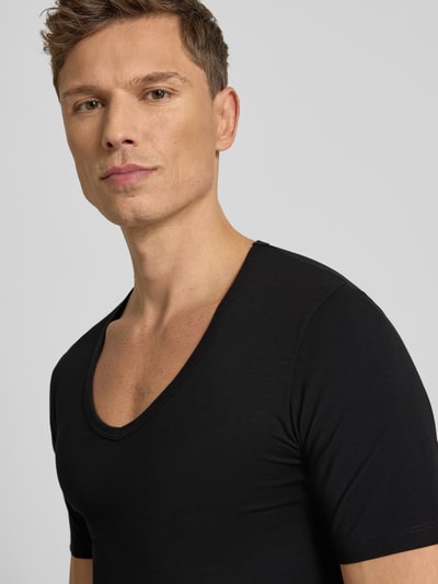 Männermodel trägt T-Shirt mit V-Ausschnitt von MCNEAL in Schwarz, Baumwoll-Mix mit Stretch, Regular Fit, Nahaufnahme Oberkörper.