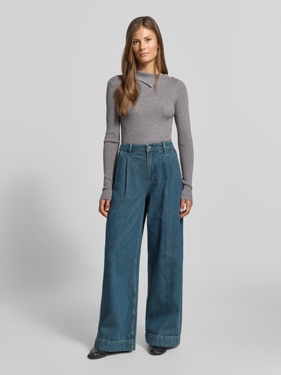 Modelka nosi sweter z dzianiny 'Strickpullover aus Viskose-Mix' od MYON, mieszanka wiskozy, prążkowanie, kolor szary, dopasowany krój, wykładany kołnierz z listwą guzikową na wysokości ramion, długość tyłu w rozmiarze 36: 58 cm, długość rękawów w rozmiarze 36: 64 cm, widok całej sylwetki z przodu.