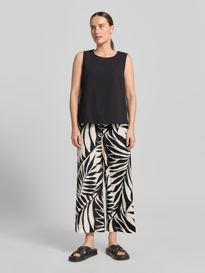 Frauenmodel trägt Wide Fit Stoffhose aus Viskose-Mix Modell 'Life' von Mango, floraler Allover-Print, Ganzkörperansicht von vorne. Kontext: Damen Stoffhose, Viskose-Mix, Wide-Fit, Modell 'Life', Verkürzt, Elastischer Bund, Bundweite Größe S 37 cm, Innenbeinlänge 60 cm.