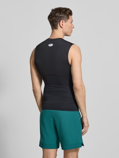Männermodel trägt Slim Fit Top mit Logo-Print von Under Armour, czarny, elastyczna mieszanka materiałów, okrągły dekolt, długość tyłu w rozmiarze M: 65 cm, Ganzkörperansicht Rückansicht.