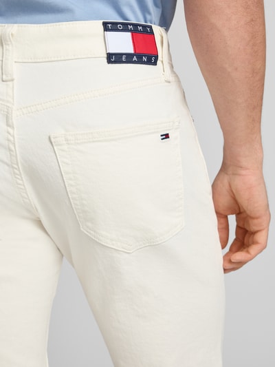 Männermodel trägt Slim Fit Jeans aus Baumwoll-Mix Modell 'SCANTON SLIM' von Tommy Jeans in Optik: Unifarben mit Logo-Stitching, Nahaufnahme Rückansicht.
