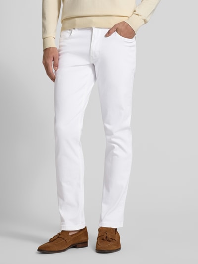 Männermodel trägt Jeans mit 5-Pocket-Design von Christian Berg Men, Weiß, Baumwoll-Mix mit Stretch-Anteil, Slim Fit, Ganzkörperansicht von vorne.