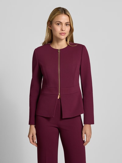 Frauenmodel trägt Jacke mit Label-Detail von Rinascimento in dunklem Bordeaux, taillierte Passform, Rundhalsausschnitt, Ganzkörperansicht von vorne.