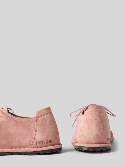Produktfoto, Schnürschuhe aus Leder mit flacher Sohle von Birkenstock in zartem Rosaton, abgerundete Spitze, profilierte Sohle, rau matte Textur