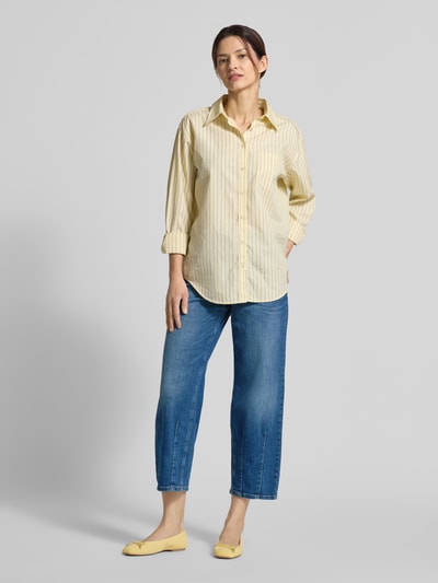 Frauenmodel trägt Barrel Fit Jeans mit Ziernähten Modell 'Melly twisted' von OPUS PANTS aus Baumwoll-Mix mit Stretch, mittleres Blau, lockerer Schnitt, Ganzkörperansicht von vorne.