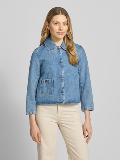 Frauenmodel trägt Regular Fit Jacke in Denim-Optik von Bash aus Reiner Baumwolle mit Umlegekragen, Aufgesetzte Tasche, Knopfleiste, Ganzkörperansicht von vorne.