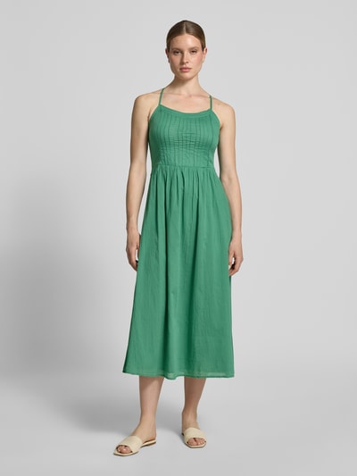 Vrouwenmodel draagt Midi-Kleid mit Spaghettiträger van JAKE*S STUDIO WOMAN in groen, getailleerd model, midilengte, onderrok, geheelbeeld van voren