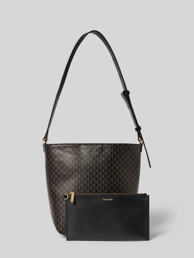 Produktfoto, Bucket Bag in Leder-Optik von CK Calvin Klein mit Allover-Logo-Print, Magnetverschluss, herausnehmbare Innentasche, schwarzer und goldener Akzent, Maße ca. 27x25x12 cm, verstellbarer Schulterriemen, Logo-Prägung.