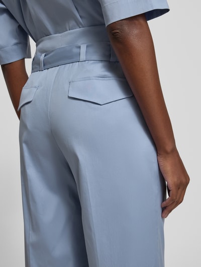 Vrouwenmodel draagt lichtblauwe Culotte mit Gürtel und Eingrifftaschen van Windsor, katoenmix met stretch, detailopname rug.