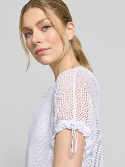 Frauenmodel trägt Semitransparentes Midikleid mit Rundhalsausschnitt von Marc Cain in Weiß, Material-Mix mit Stretch-Anteil, Nahaufnahme Oberkörper.