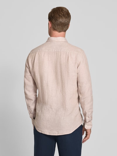 Männermodel trägt Regular Fit Business-Hemd aus Leinen mit Kentkragen von SEIDENSTICKER, hellbeige Struktur, Rückenansicht, Ganzkörperansicht Rückansicht.