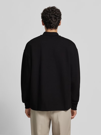 Męski model ma na sobie czarną bluzę Oversize Fit Sweatshirt aus Baumwoll-Mix model 'Dabins' von HUGO, Ganzkörperansicht Rückansicht