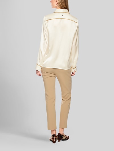 Vrouwenmodel draagt Regular Fit zijden blouse met contraststrepen van Marc Cain, zuiver zijde, overhemdkraag, knoopsluiting, ruglengte bij maat 36: 63 cm, mouwlengte bij maat 36: 63 cm, Ganzkörperansicht Rückansicht.