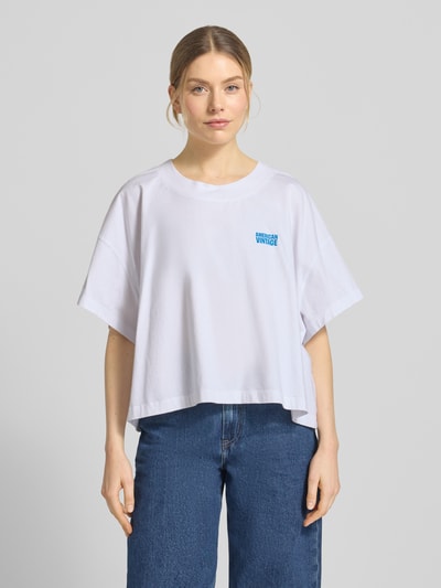 Frauenmodel trägt Damen T-Shirt mit Logo-Print aus Reine Baumwolle, lockere Passform, Modell 'GIXY' von American Vintage, Ganzkörperansicht von vorne.
