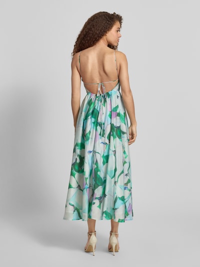 Frauenmodel trägt Midikleid aus Lyocell-Mix Modell 'ARLETHA' von Bardot im Allover-Look mit Rückenschnürung, bunte Farben, lockere Textur, Rückenlänge 107 cm, Brustweite 30 cm, Ganzkörperansicht Rückansicht.