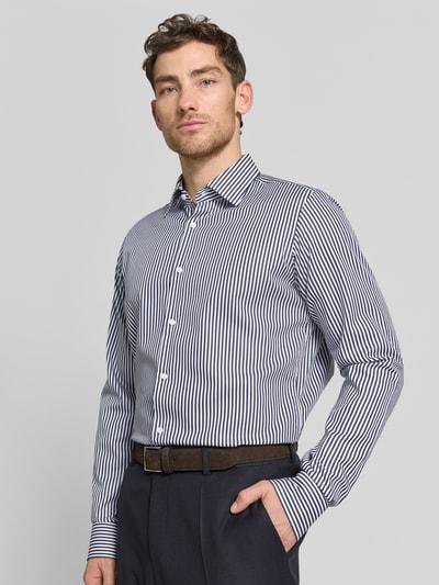 Männermodel trägt Regular Fit Businesshemd mit extra langem Arm Modell 'H-JOE-K' von BOSS, Optik:Allover-Muster, reine Baumwolle, Ganzkörperansicht von vorne.