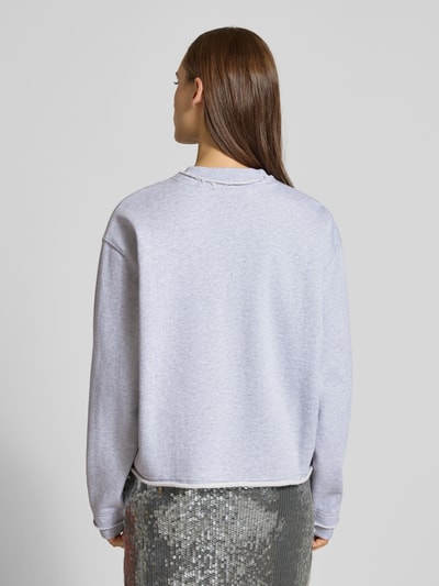 Frauenmodel trägt Oversized Sweatshirt aus reiner Baumwolle Modell 'Dismudge_B' von HUGO BLUE in Optik: Unifarben, ganzkörperansicht rückansicht.