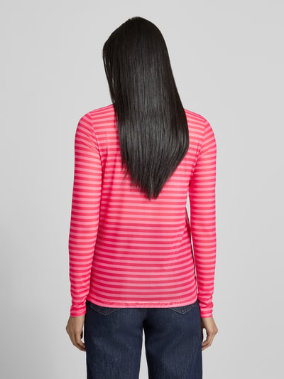 Frauenmodel trägt Longsleeve mit geripptem Rundhalsausschnitt Modell 'Irie' von LOLLYS LAUNDRY aus pink-rosa Material-Mix mit Stretch-Anteil, Regular-Fit, feine Streifen, Rückenlänge bei Größe S 56 cm, Ganzkörperansicht Rückansicht.