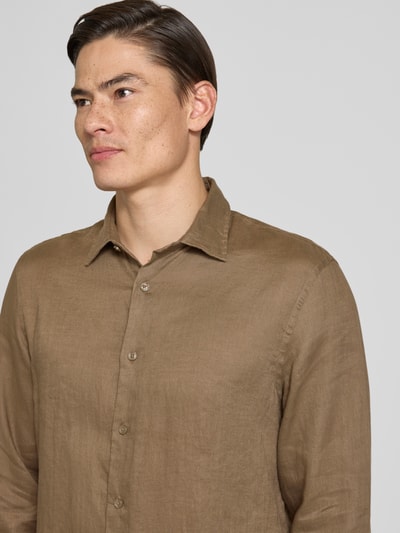 Männermodel trägt Regular Fit vrijetijdsoverhemd van puur linnen model 'KYLIAN' van SELECTED HOMME in effen kleuren, kentkraag, doorlopende knoopsluiting, achterpas, lange mouw met manchet, materiaalverwerking: gevlamd garen, materiaal: linnen, nahaufnahme bovenlichaam.