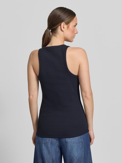 Frauenmodel trägt Slim Fit Top mit Logo-Applikation von Liu Jo White in Dunkelblau, elastischer Baumwoll-Mix, Rückenlänge 62 cm, Ganzkörperansicht Rückansicht