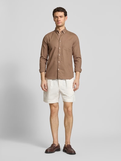 Mannelijk model draagt Regular Fit vrijetijdsoverhemd met mix van linnen en katoen van Matinique, knoopsluiting, borstzak, regular fit, button-downkraag, bruine kleur, gladde textuur, ruglengte maat M 64 cm, schouderbreedte maat M 43 cm, mouwlengte maat M 68 cm, geheel vooraanzicht.
