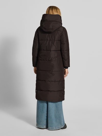 Frauenmodel trägt Regular Fit Mantel in Stepp-Optik Modell 'SOULANI' von khujo in Dunkelbraun, glatte Struktur, Ganzkörperansicht Rückansicht.