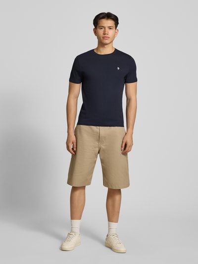 Männermodel trägt Basic Slim Fit T-Shirt mit Flock-Logo auf der Brust von REVIEW, Dunkelblau, Baumwoll-Viskose-Mix, Ganzkörperansicht von vorne