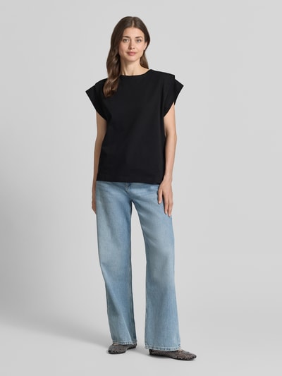 Kobiece modelka nosi T-shirt z drapowaniami model 'PIO' od Bash, czarny, czysta bawełna, krój regular fit, okrągły dekolt, długość tyłu w rozmiarze S: 60 cm, pełen widok z przodu
