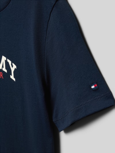 Produktfoto, Regular Fit T-Shirt aus reiner Baumwolle von Tommy Hilfiger Teens in Optik: Unifarben mit Label-Print, Rundhals, Ärmelform: Kurzarm, Material: reine Baumwolle, dunkelblau, glatte Textur