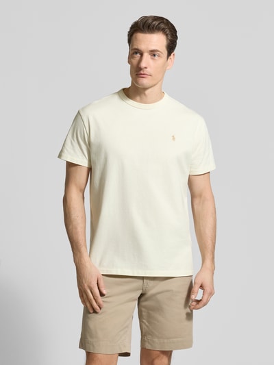 Männermodel trägt Regular Fit T-Shirt aus reiner Baumwolle von Polo Ralph Lauren, Optik: Unifarben, Logo-Detail, Ganzkörperansicht von vorne.