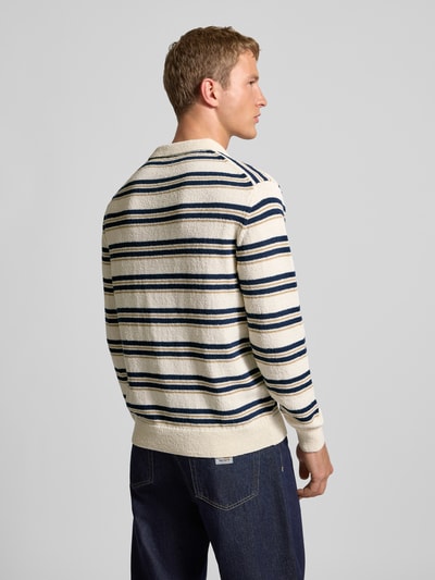 Männermodel trägt Strickpullover mit Polokragen in Bouclé-Optik von Review, Regular-Fit, Streifenmuster, Label-Stitching, Ganzkörperansicht Rückansicht.