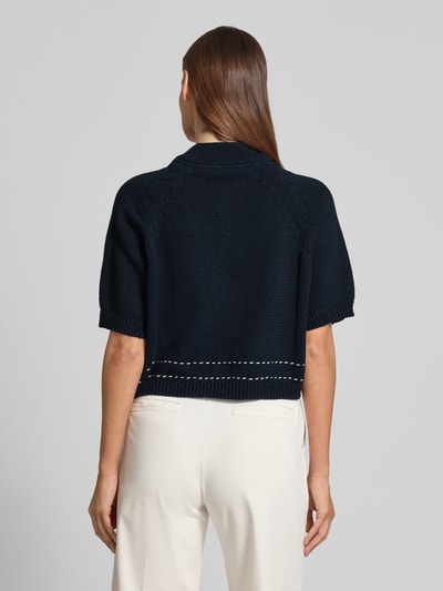 Frauenmodel trägt Regular Fit Cardigan mit Viskose-Anteil von Stefanel in Dunkelblau, Strick-Optik, Stehkragen, Halbarm, Ganzkörperansicht Rückansicht.
