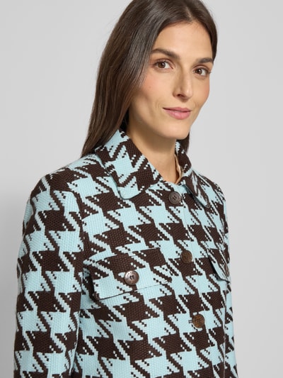 Vrouwenmodel draagt Slim fit Blazer met borstzakken van More & More, blauw-zwart dessin, platte kraag, knoopsluiting. Nahaufnahme Oberkörper.
