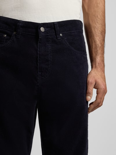 Männermodel trägt Stoffhose mit 5-Pocket-Design von Carhartt Work In Progress, Reine Baumwolle, gerader Schnitt, Nahaufnahme Oberkörper.