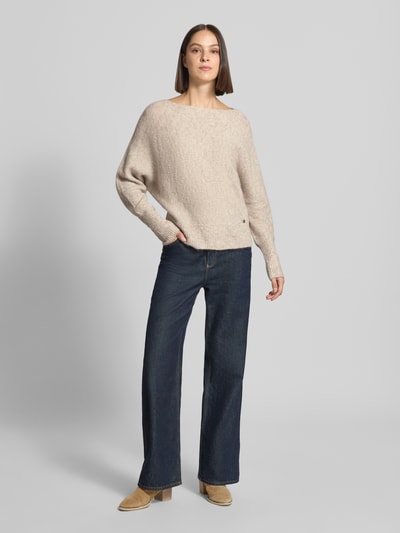 Frauenmodel trägt Regular Fit Pullover in Strick-Optik Modell 'Thora' von MOS MOSH, beige Farbe, lockere Struktur, Ganzkörperansicht von vorne. Damen Pullover mit U-Boot-Ausschnitt, Rückenlänge 57 cm, Ärmellänge 56 cm.