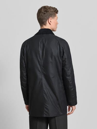 Männermodel draagt Jacke mit Umlegekragen Modell 'BRISTOL' van Barbour in zwart, rechte fit, zuivere katoen, rugaanzicht, productdetails: klepzakken, ritssluiting met drukknoopsluiting, ruglengte 82 cm, schouderbreedte 47 cm, borstbreedte 55 cm, mouwlengte 61 cm. Ganzkörperansicht Rückansicht.