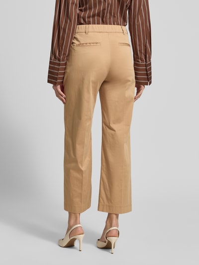 Frauenmodel trägt Culotte mit Eingrifftaschen Modell 'Peggy' von Raphaela By Brax in Beige, Baumwoll-Elasthan-Mix, verkürzte Passform, Ganzkörperansicht Rückansicht.